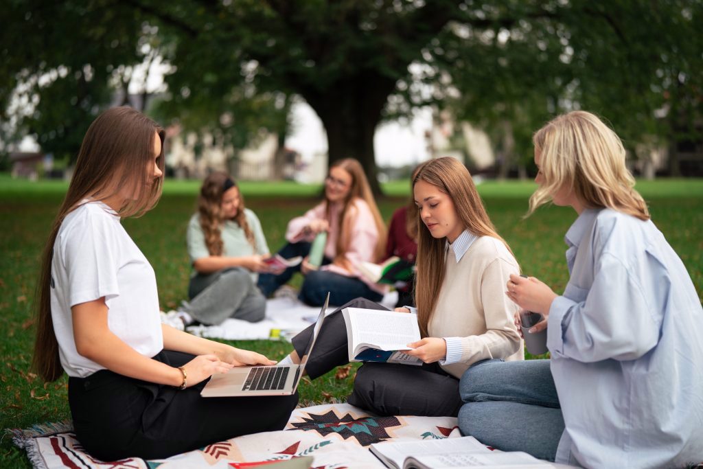 Stojančiųjų pasirinkimai rodo augantį susidomėjimą studijomis kolegijose