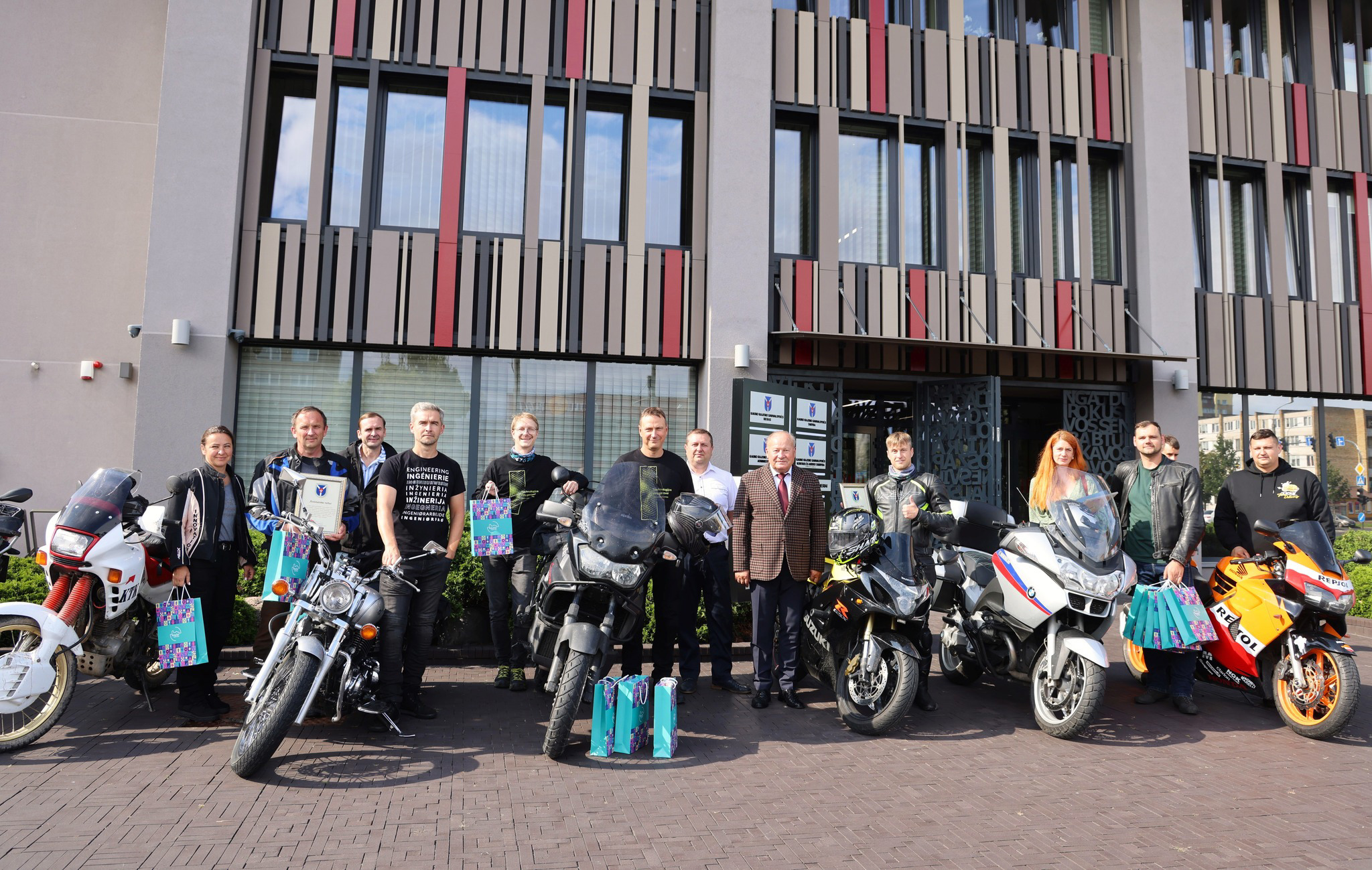 Į pažintinį ralį išlydėta Lietuvos inžinerijos kolegijos motociklininkų komanda