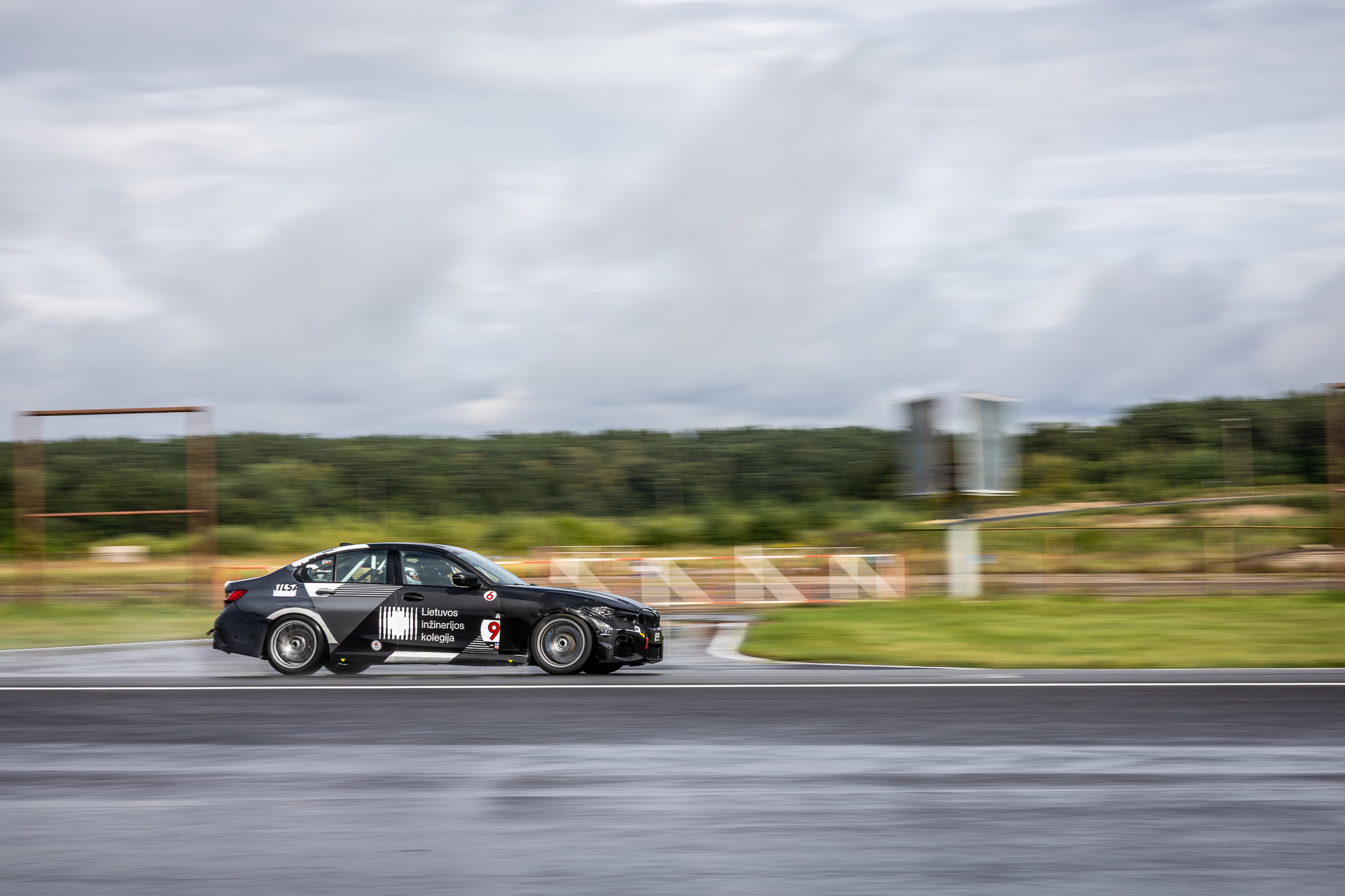 Adrenalinas Nemuno žiedo trasoje: konkursų laimėtojai išbandė LIK Racing by KTK automobilius