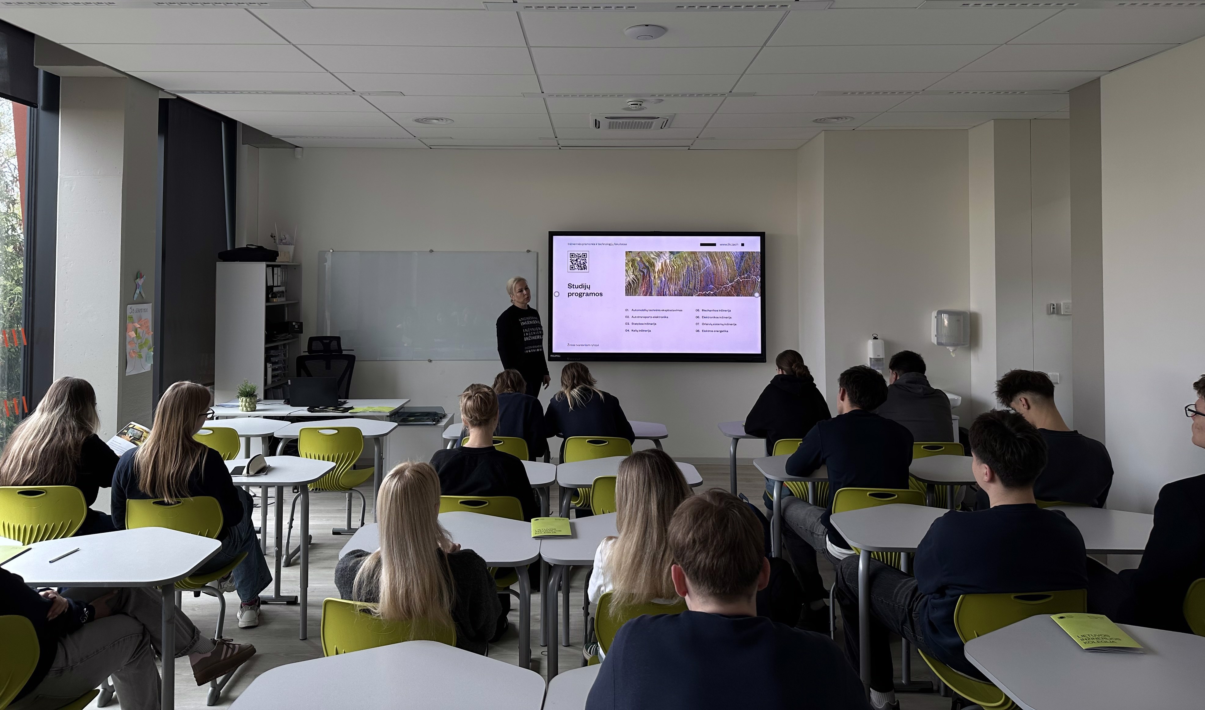 LIK Vytauto Didžiojo universiteto Ugnės Karvelis gimnazijos „Karjeros dienoje“