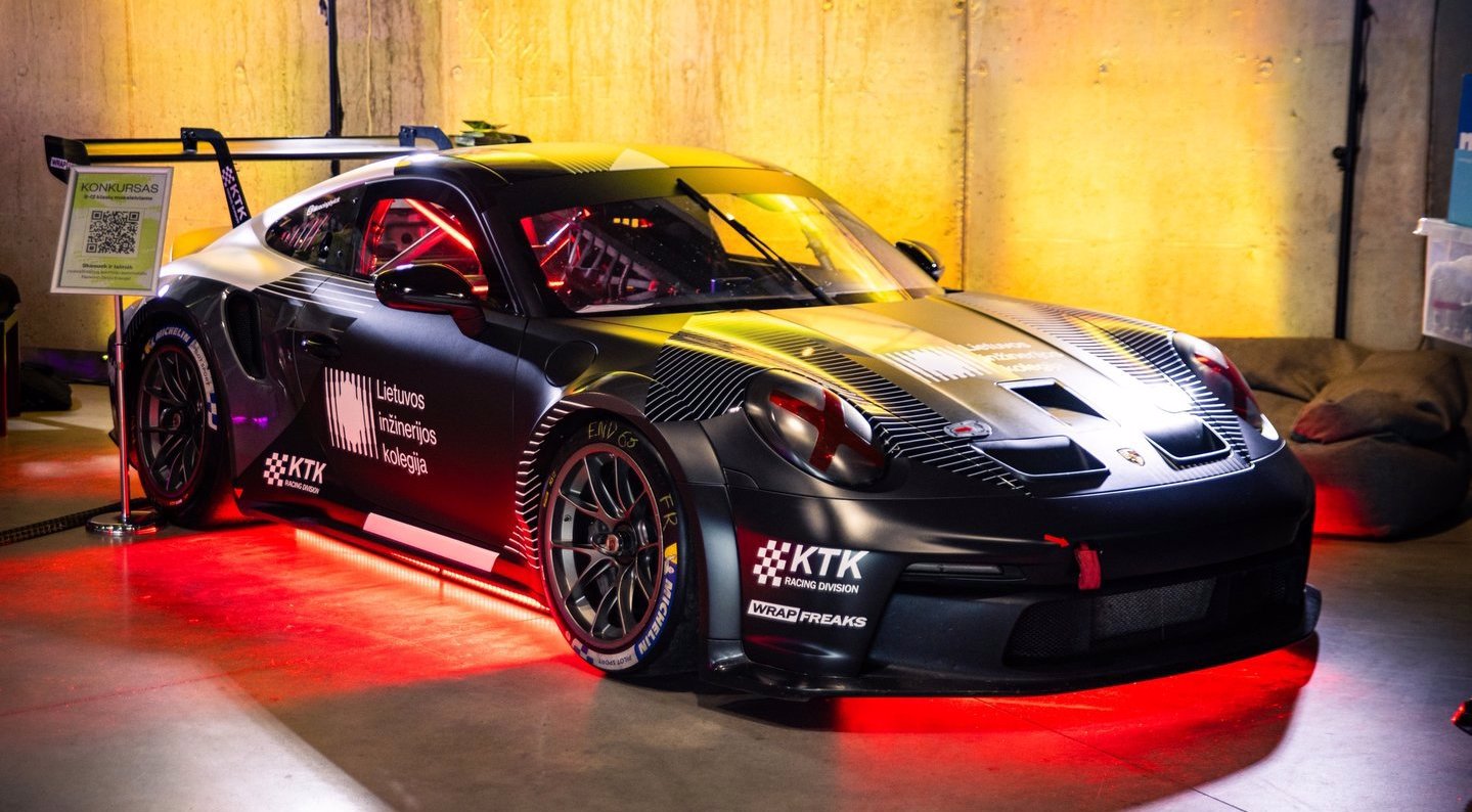 Išskirtinis „Porsche“ ir didelės ambicijos: kaip Lietuvos inžinerijos kolegijos komanda ruošiasi naujam sezonui