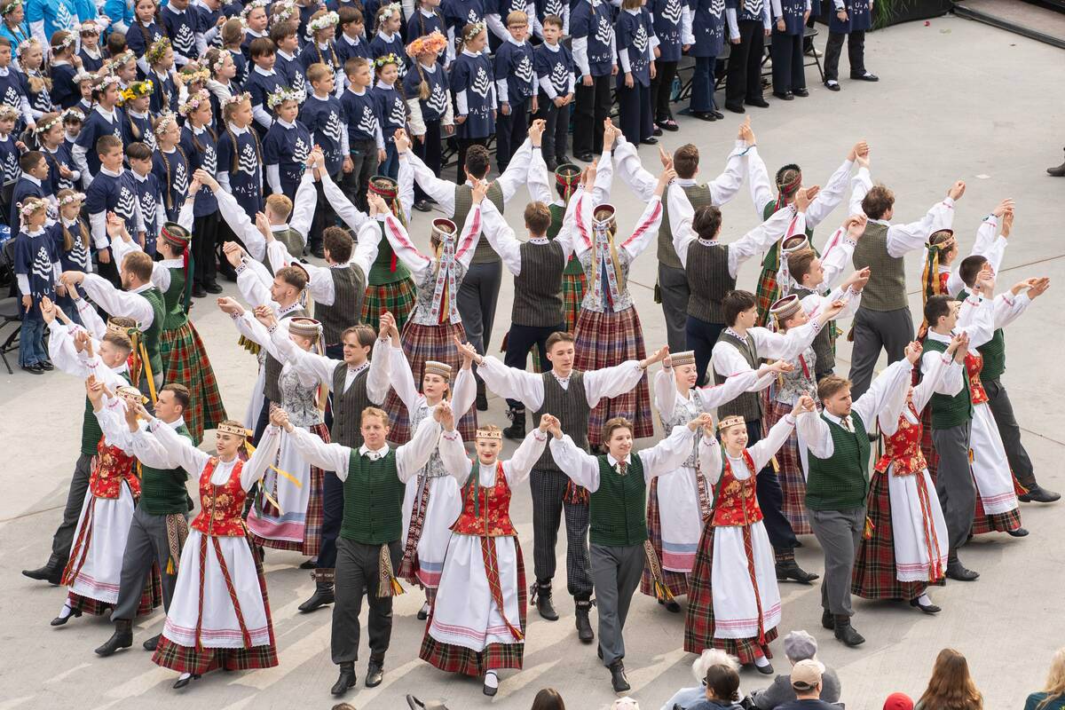 Lietuvos inžinerijos kolegijos kolektyvas „Pušynėlis“ dalyvavo Kauno dainų šventėje „Čia suteka upės“