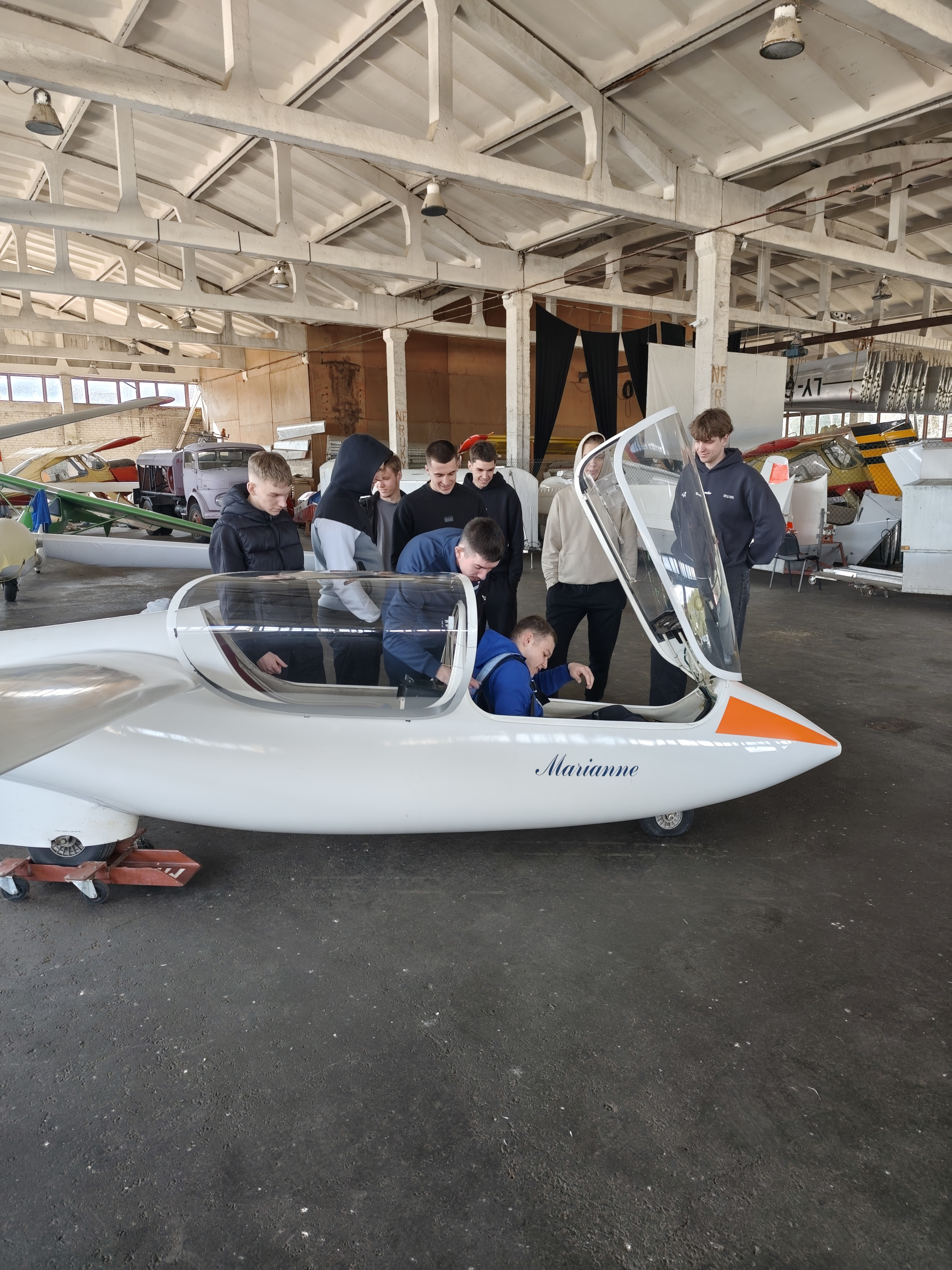 Pirmakursiai susipažino su orlaivių technine priežiūra Pociūnuose