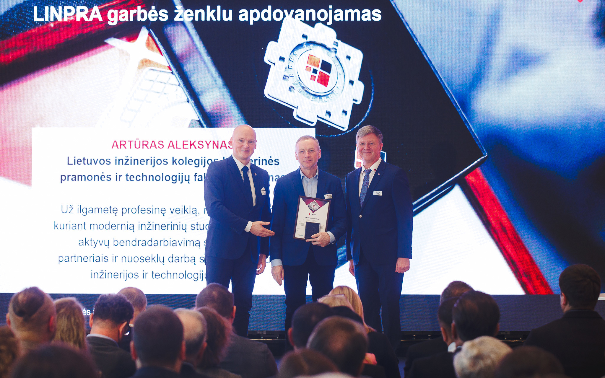 DEKANAS ARTŪRAS ALEKSYNAS ĮVERTINTAS LINPRA GARBĖS ŽENKLU