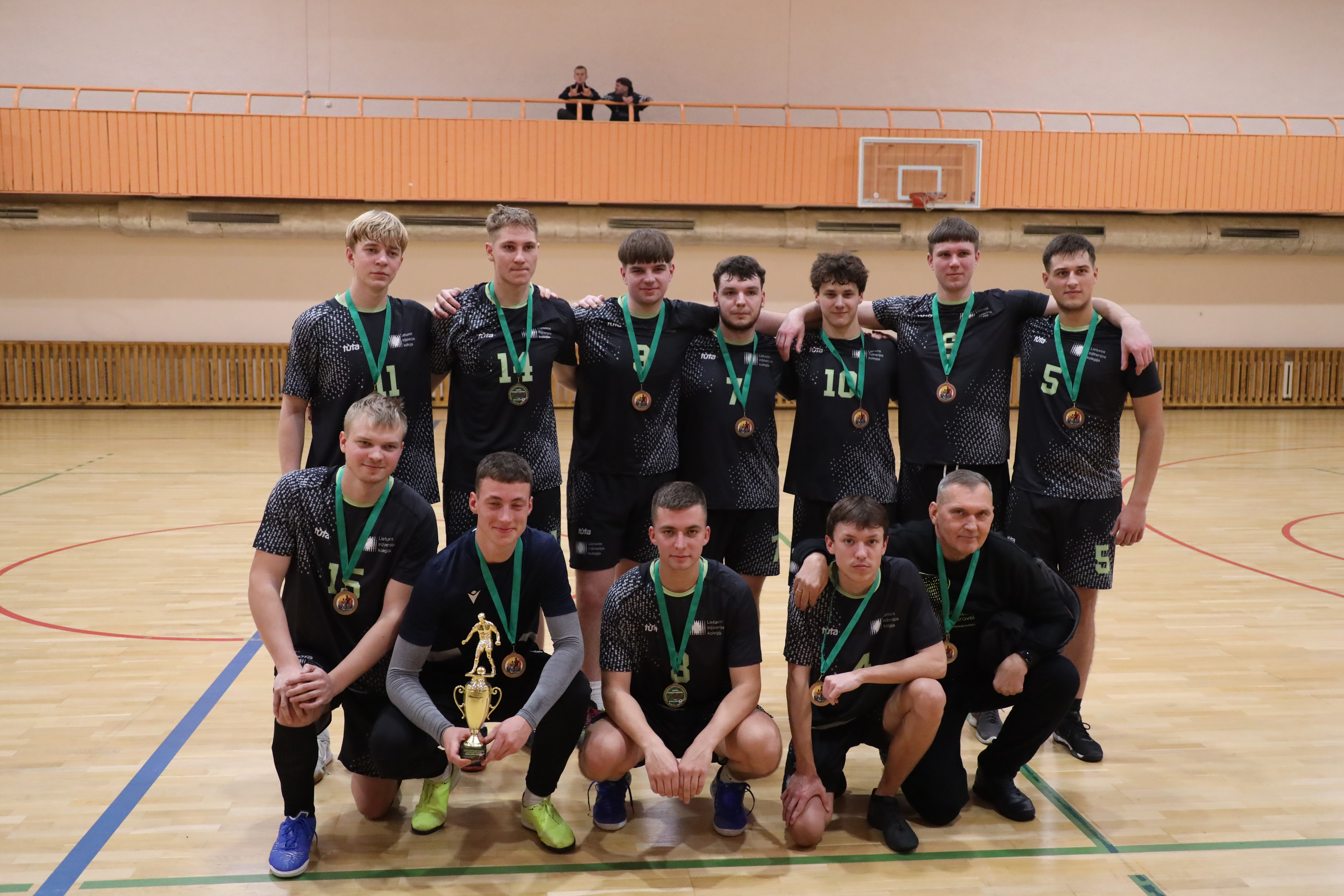 LIK salės futbolo komanda iškovojo III vietą Lietuvos kolegijų sporto žaidynėse