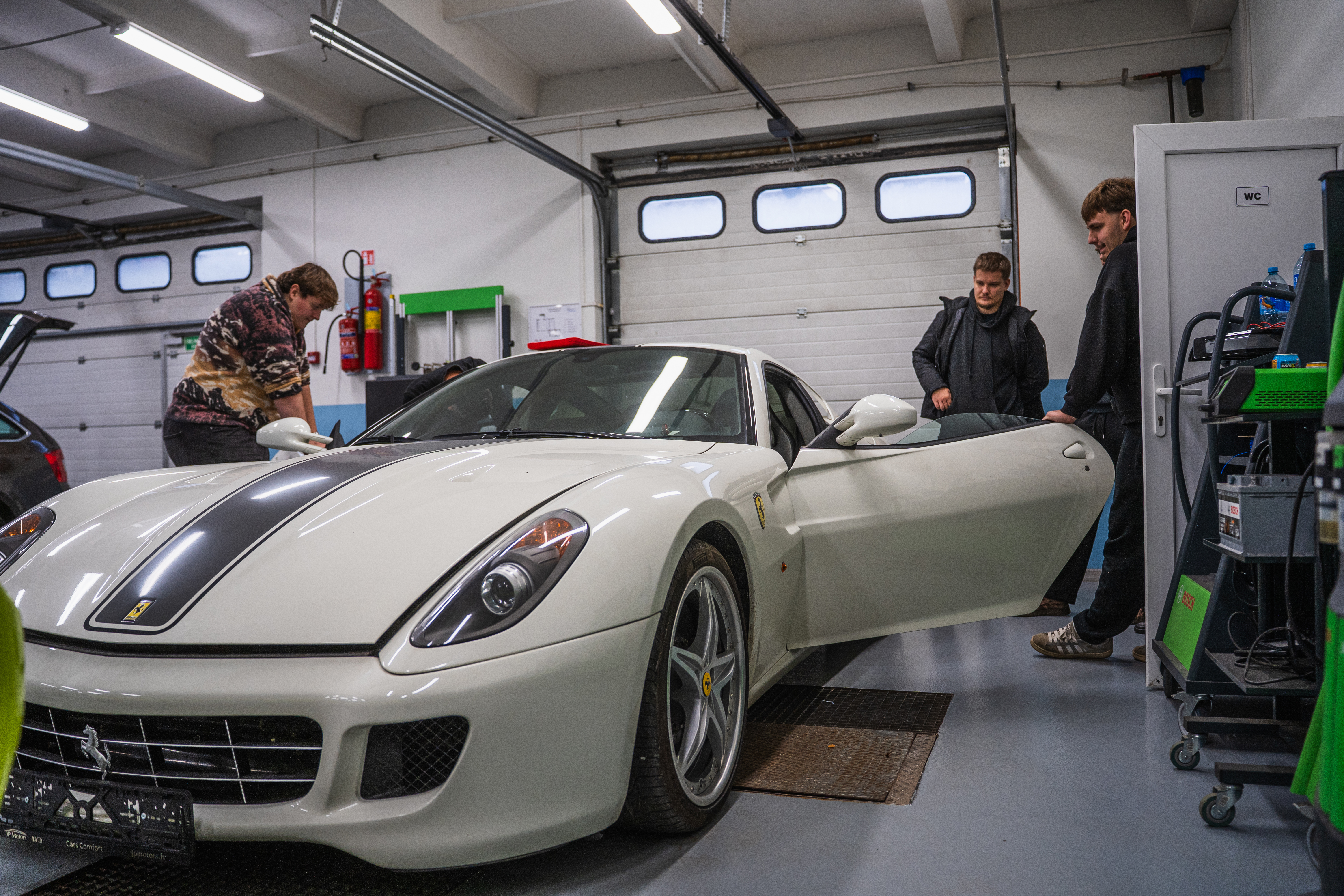 LIK studentai atkūrė vandens pažeisto „Ferrari“ elektros ir elektronines sistemas