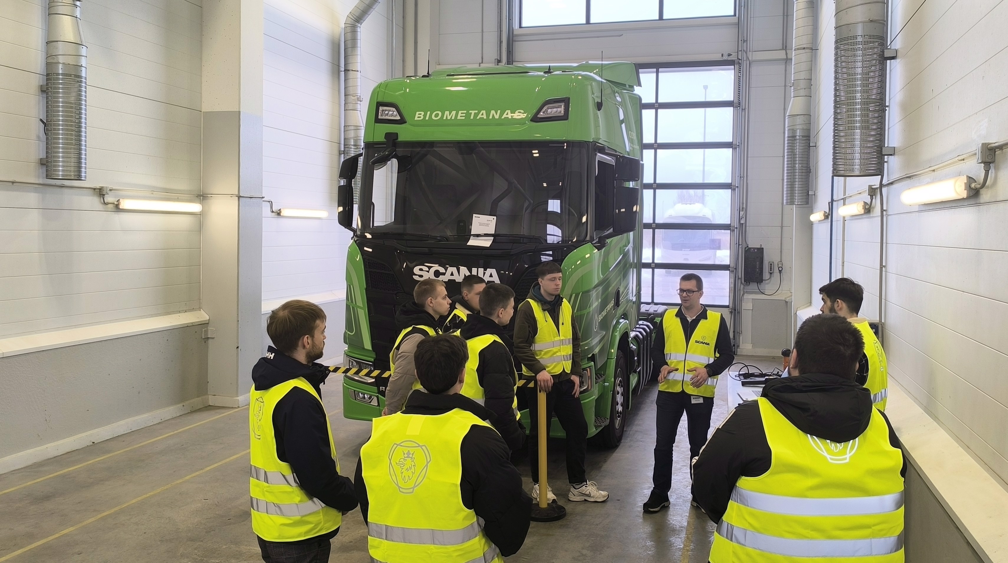 Studijų programos „Automobilių techninis eksploatavimas“ studentai lankėsi UAB "SCANIA Lietuva"